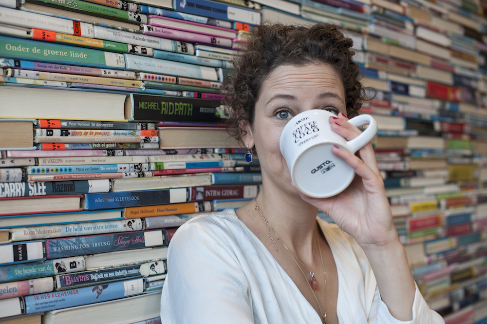 dagmar holtman drinkt koffie in het eemhuis